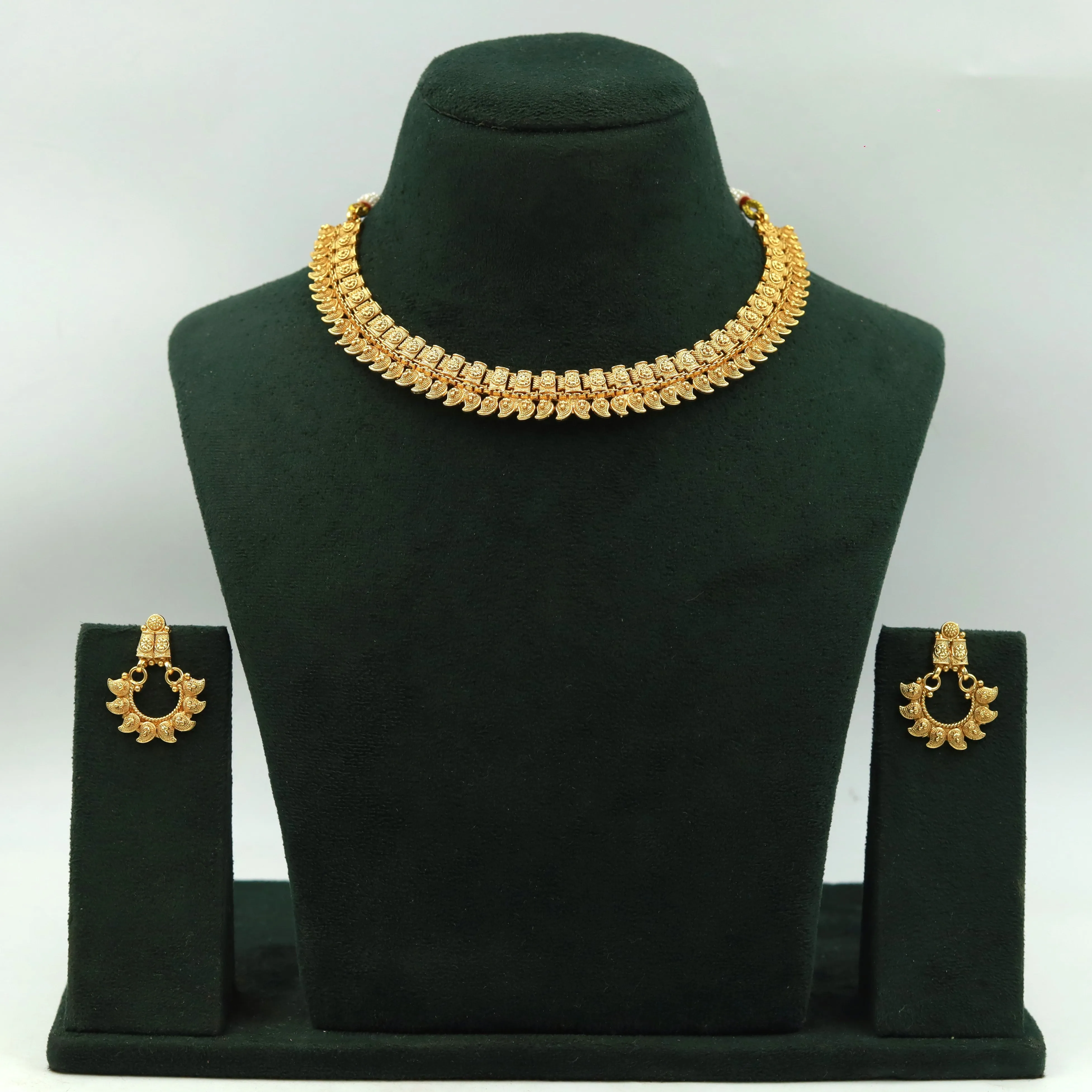 Round Neck Gold Look Necklace Set 16669-33