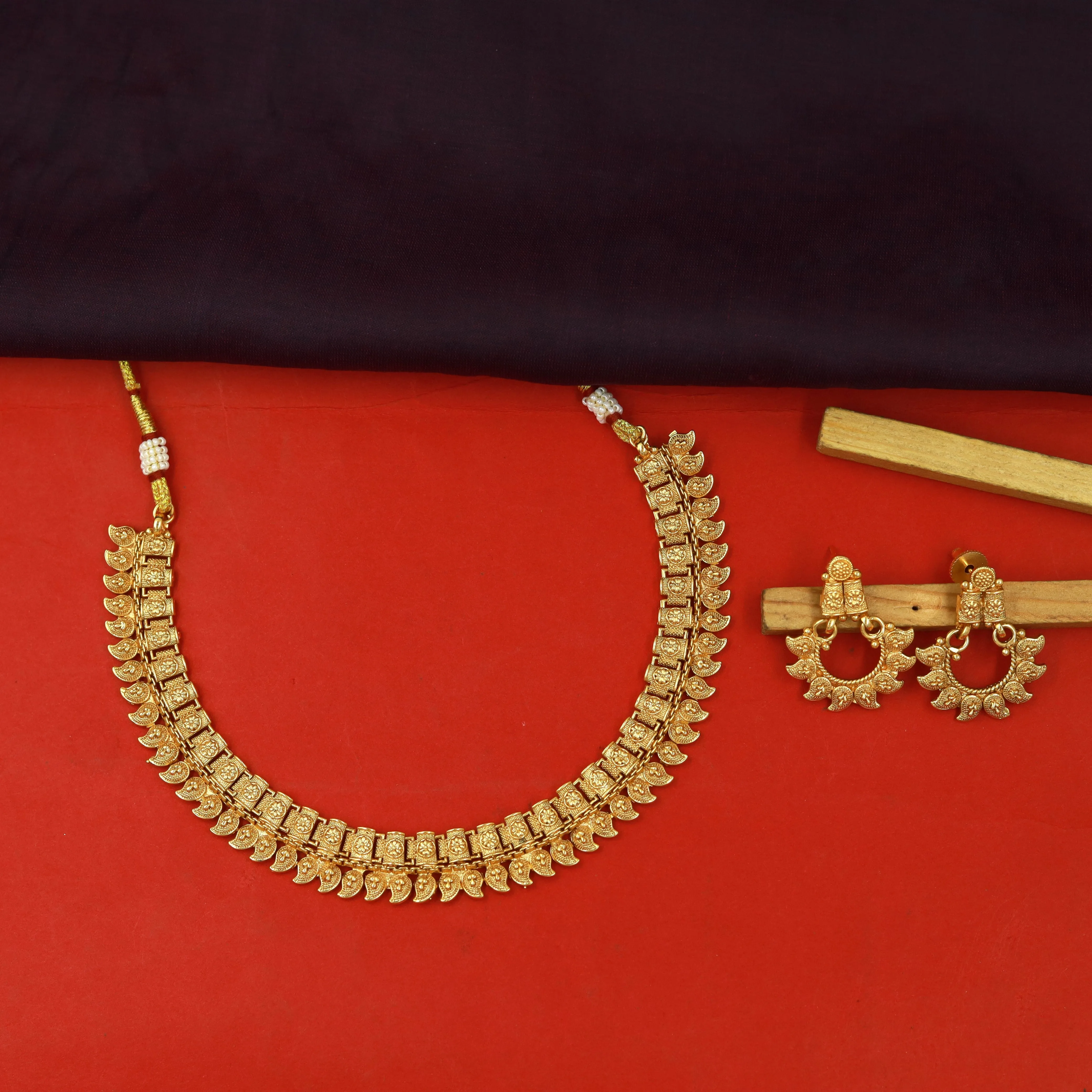 Round Neck Gold Look Necklace Set 16669-33